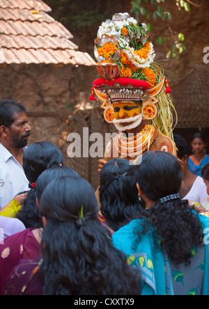 Persone di porre domande circa il futuro durante la cerimonia Theyyam, Thalassery, India Foto Stock