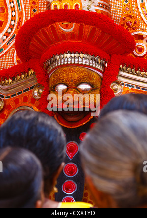 Persone di porre domande circa il futuro durante la cerimonia Theyyam, Thalassery, India Foto Stock