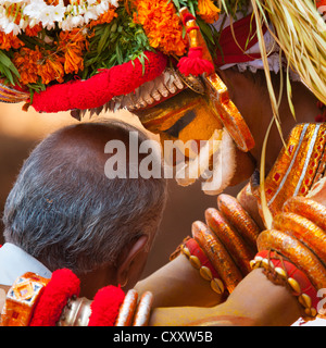 Persone di porre domande circa il futuro durante la cerimonia Theyyam, Thalassery, India Foto Stock