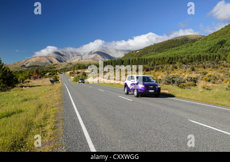 Due vetture guida su una strada di campagna, la guida a sinistra, Arthur's Pass Road, Isola del Sud, Nuova Zelanda, Oceania Foto Stock