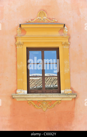 La facciata della casa con una riflessione in una finestra, Granada, Andalusia, Spagna, Europa Foto Stock