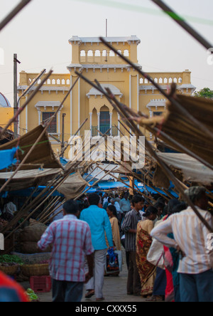 Persone che fanno il loro shopping presso la Piazza del Mercato di Mysore, India Foto Stock