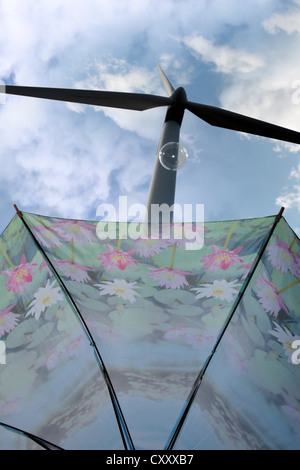 Vista da sotto un ombrello di una turbina eolica contro una calma cielo nuvoloso con una bolla floating Foto Stock