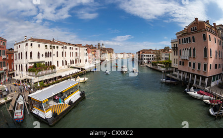 Vista fisheye lungo il Canal Grande di Venezia dal Ponte degli Scalzi (il ponte degli Scalzi i monaci) Foto Stock