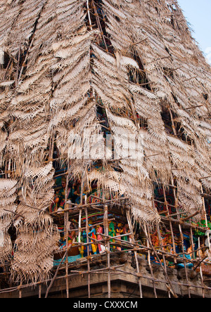 Impalcature in legno su il coloratissimo Gopuram del tempio di Kapaleeswarar, Mylapore, Chennai, India Foto Stock