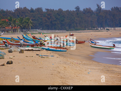 Fila di piccole colorate barche da pesca sulla spiaggia di Mahabalipuram, India Foto Stock