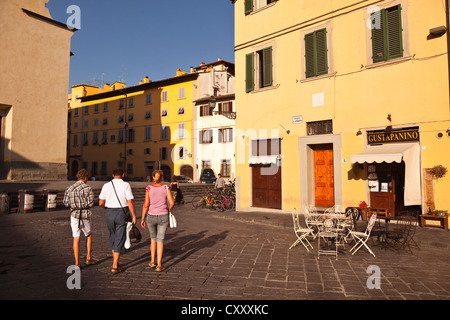 I turisti a piedi in Piazza Santo Spirito a Firenze. Foto Stock