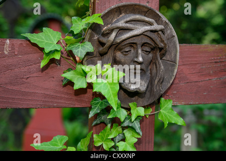 Sculture cristiana, Gesù con una corona di spine, storico Cimitero del Bosco 'stomping terra', cimitero militare, Innsbruck Foto Stock