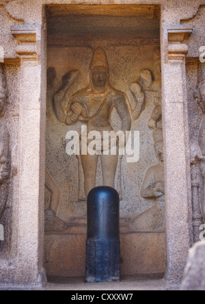 Il carving della dea Durga-korravai su un bassorilievo in parte anteriore di Shiva Lingam a Trimurti Mandapam, Mahabalipuram, India Foto Stock