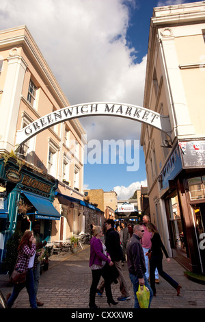 Mercato di Greenwich, fondata nel 1831, coperto le bancarelle del mercato e di antiquariato e artigianato di persone che vendono i loro prodotti, a sud-est di Londra, England, Regno Unito Foto Stock