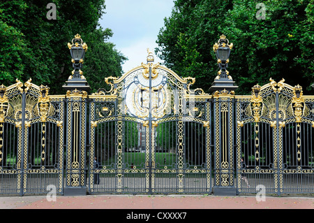 Cancello di ingresso, stemma reale sul cancello di Buckingham Palace a Londra, Inghilterra, Gran Bretagna, Europa Foto Stock