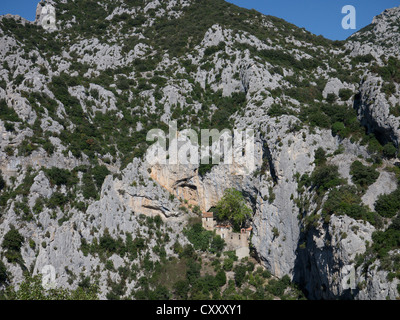 Il patrimonio di St-Antoine de Galamus impostato in una montagna sulla Gorges de Galamus nei Pirenei Orientale Foto Stock