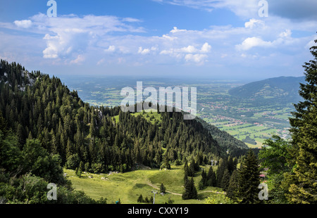 Vista dalla montagna Benediktenwand crinale verso la valle di Isar, Bavaria Foto Stock
