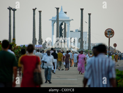 La Folla passando per lungo il Mahatma Gandhi statua a Pondicherry Waterfront, India Foto Stock