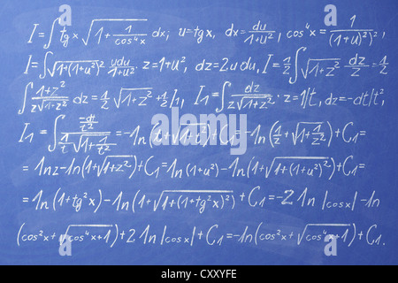 Formula matematica, quelle del calcolo integrale su una lavagna Foto Stock