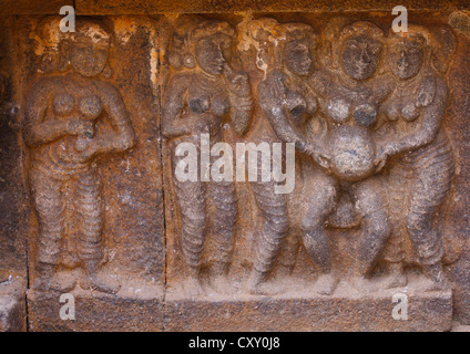 Bassorilievo tagliato nella roccia di una donna in stato di gravidanza nel Tempio Airavatesvara, Darasuram, India Foto Stock