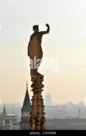 La guglia, statua, il Duomo di Milano e il Duomo di Milano Duomo, inizio della costruzione nel 1386, il completamento nel 1858, Milano, Lombardia Foto Stock