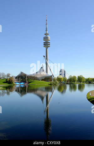 La torre della TV, Olympiaturm Tower, Olympiapark, Monaco di Baviera, PublicGround Foto Stock