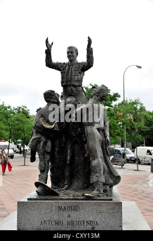 Un monumento di fronte all'Arena, Piazza de Torros square, Madrid, Spagna, Europa Foto Stock