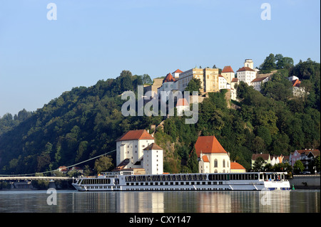 Nave passeggeri sul fiume Danubio, Veste Oberhaus fortezza Veste e fortezza Niederhaus, Passau, Bassa Baviera, Baviera Foto Stock