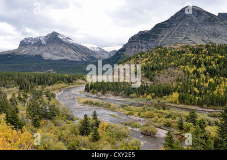 Swiftcurrent Creek con Boulder Ridge, Many Glacier Road, Santa Maria, il Parco Nazionale di Glacier, Montana, USA Foto Stock