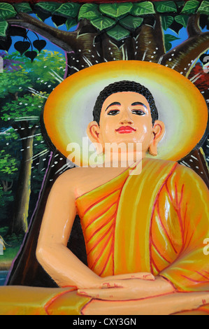 Immagine del Buddha seduto sotto il Bodhi Tree, Siem Reap, Cambogia, Asia Foto Stock