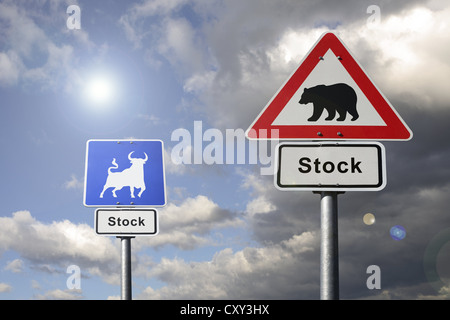 Segnaletica stradale, pittogrammi di un orso e un toro, etichettati Stock, di fronte a un cielo nuvoloso, immagine simbolica per la modifica di stock Foto Stock