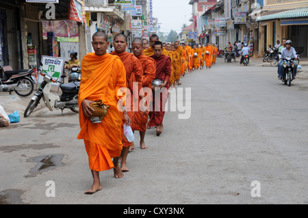 Monaci cambogiano di accattonaggio in mattinata, Battambang, Cambogia, Asia Foto Stock