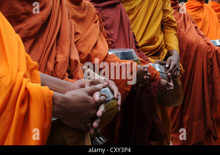 Monaci cambogiano di accattonaggio in mattinata, Battambang, Cambogia, Asia Foto Stock