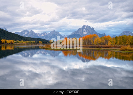 Riflessi nel fiume Snake, Teton Range, Mount Moran, centro lanca piegare affluenza, strada federale 287 Grand Teton National Park Foto Stock
