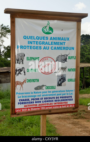Cartello con le istruzioni per il benessere degli animali, vicino Lolodorf, Camerun, Africa centrale, Africa Foto Stock