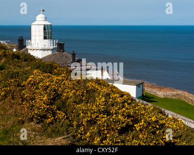 Whitby o faro di luce ad alta sulla costa a sud di Whitby nel North Yorkshire England Regno Unito progettato da James Walker costruito 1958 Foto Stock