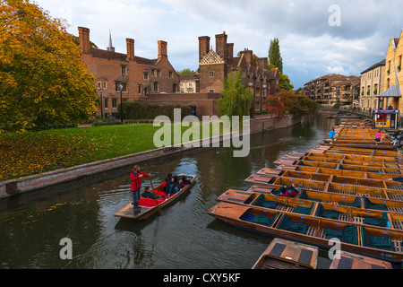 Magdalene College sulle rive del fiume Cam in autunno, Cambridge, Inghilterra, Regno Unito