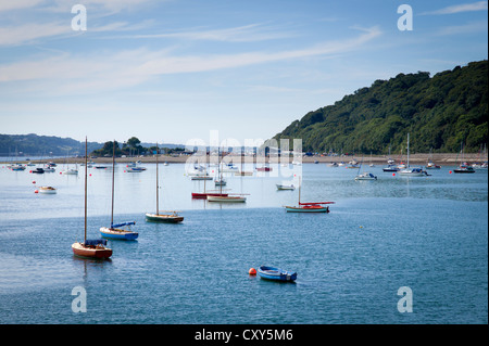 Piccole imbarcazioni ormeggiate in una baia a Beaumaris North Wales UK Foto Stock