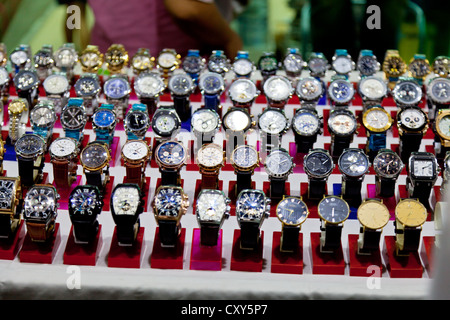 Street vendita di orologi sulla Strada di Sukhumvit Road a Bangkok, in Thailandia Foto Stock