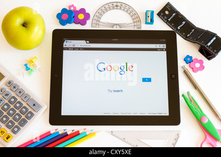 Google su Ipad 3 con la scuola accesories su sfondo bianco Foto Stock
