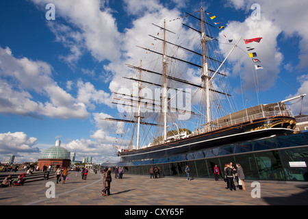 Cutty Sark Clipper Ship e in lontananza la cupola entrata a Greenwich foot tunnel Greenwich, a sud-est di Londra, England, Regno Unito Foto Stock