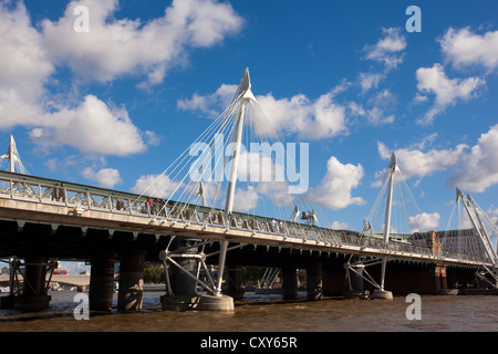 Hungerford e il Golden Jubilee ponti visto dal fiume Thames, London, England, Regno Unito Foto Stock