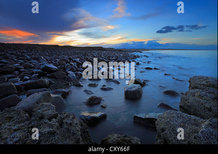 Crepuscolo presso Embleton Bay sulla costa di Northumberland, Inghilterra, Regno Unito. Foto Stock