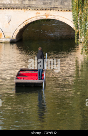 Un lone punter in 'i dorsi' alla Trinità ponte sul fiume Cam, Cambridge, Inghilterra. Foto Stock