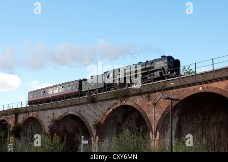 Locomotiva a vapore No.70013 "Oliver Cromwell' che attraversa il viadotto a Worcester, Regno Unito Foto Stock
