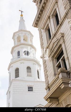 La parrocchia di san Michele Chiesa Episcopale steeple incorniciata dal vecchio ufficio postale in Charleston. Foto Stock