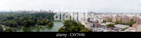 La parte nord del parco centrale compresa la Harlem Meer è visto da un appartamento sulla Fifth Avenue di Harlem Foto Stock