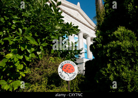 Eco-friendly, insetticida-free zone giardino firmare al di fuori del Shedd Aquarium, Chicago, Illinois, Stati Uniti d'America. 03 luglio 2010. Foto Stock