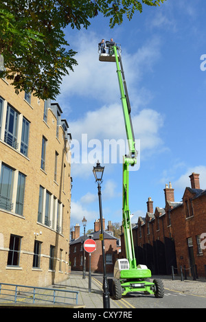 Elevata piattaforma di lavoro, St Alban's Street, Windsor, Berkshire, Inghilterra, Regno Unito Foto Stock