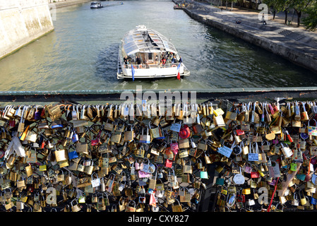 Amante di lucchetti o serrature di amore che adornano numerosi ponti di Parigi, Francia Foto Stock