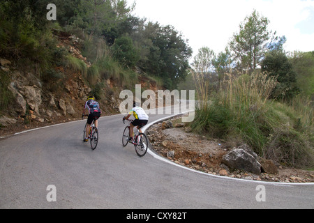 I ciclisti in bici strada di montagna Tramuntana maiorca isole baleari Spagna Foto Stock