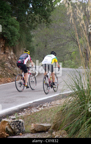 I ciclisti in bici strada di montagna Tramuntana maiorca isole baleari Spagna Foto Stock