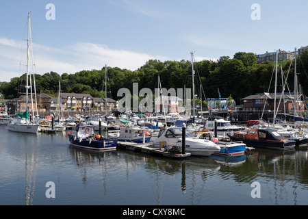 Molte barche ormeggiate a Penarth marina Galles Foto Stock