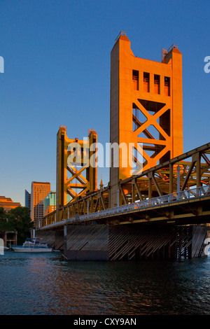 Il Tower Bridge attraverso il fiume Sacramento, Sacramento, California Foto Stock